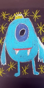 Auf einem Blatt ist ein blaues Monster gemalt.