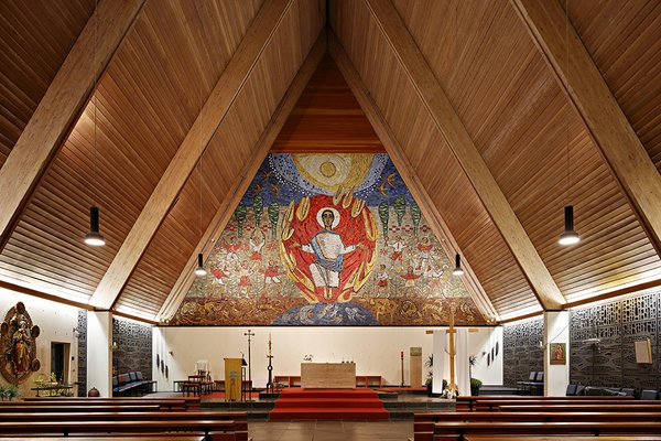 Der Altar in der Laurentius-Kirche. Ein Mosaik zeigt Jesus mit ausgebreiteten Händen.