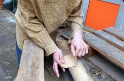 Ein Schüler schmirgelt das Holz.