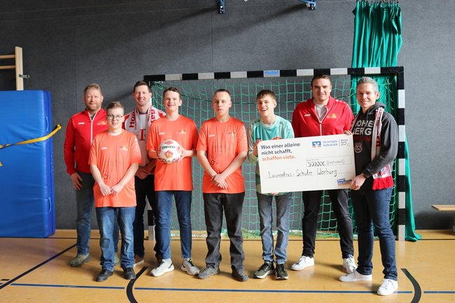 Fanclub übergibt Spendenschein für neue Trikots.