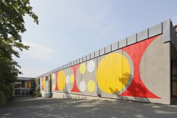 Der Eingangsbereich der Laurentius-Schule mit roten, weißen und gelben Formen.