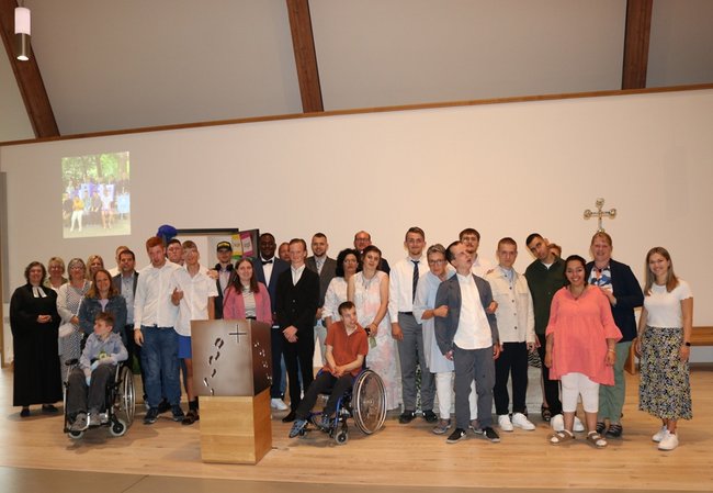 Die Entlass-Schülerinnen und Schüler mit ihren Lehr- und Integrationskräften sowie Schulleiter Christian Haag, Pfarrerin Patrizia Müller und Dechant Gerhard Pieper. 