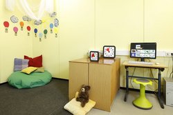 Der zweite Raum in einer Primarstufe. Eine Ecke mit Kissen und eine Ecke mit Computer.