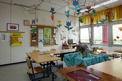 Ein Klassenzimmer in der Berufspraxisstufe. Projektarbeiten gestalten den Raum bunt.