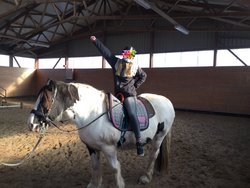 Während des freihändigen Reitens wird der Arm gen Himmel gestreckt.