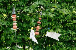 Gartenstäbe aus Ton schmücken den Aussenbereich.